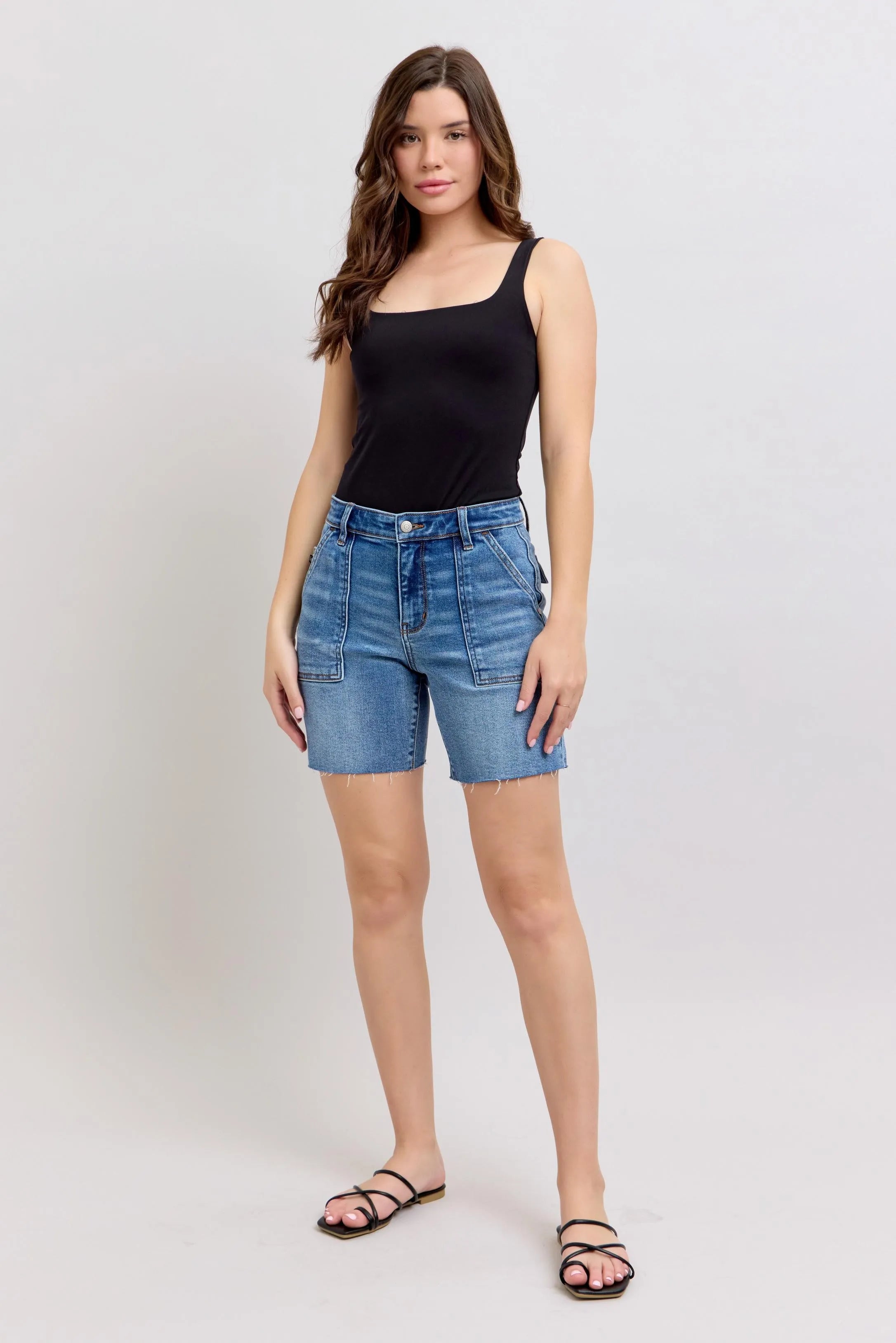 Cord rib shorts with band side slit, drawstring, and pockets.