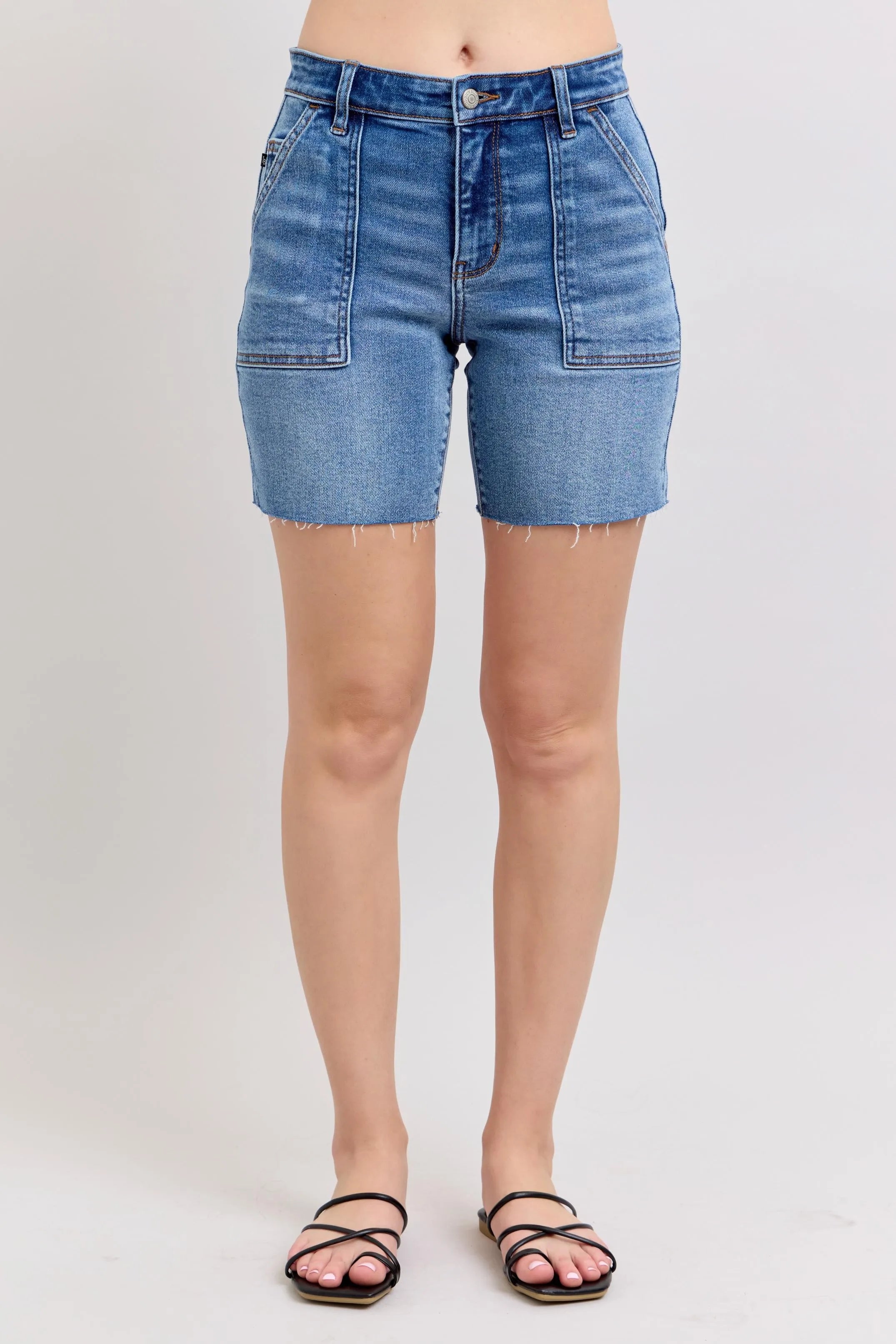 Cord rib shorts with band side slit, drawstring, and pockets.