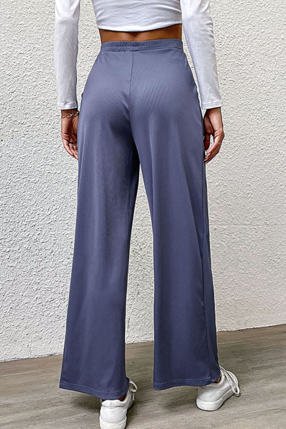 Pleated detail wide-leg pants with pockets, slightly stretchy.
