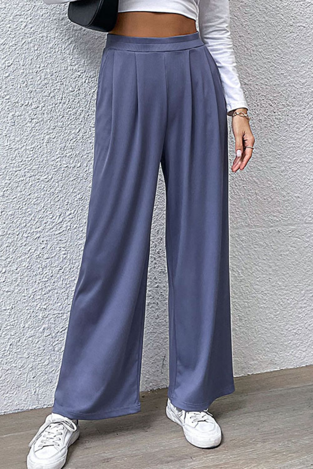Pleated detail wide-leg pants with pockets, slightly stretchy.