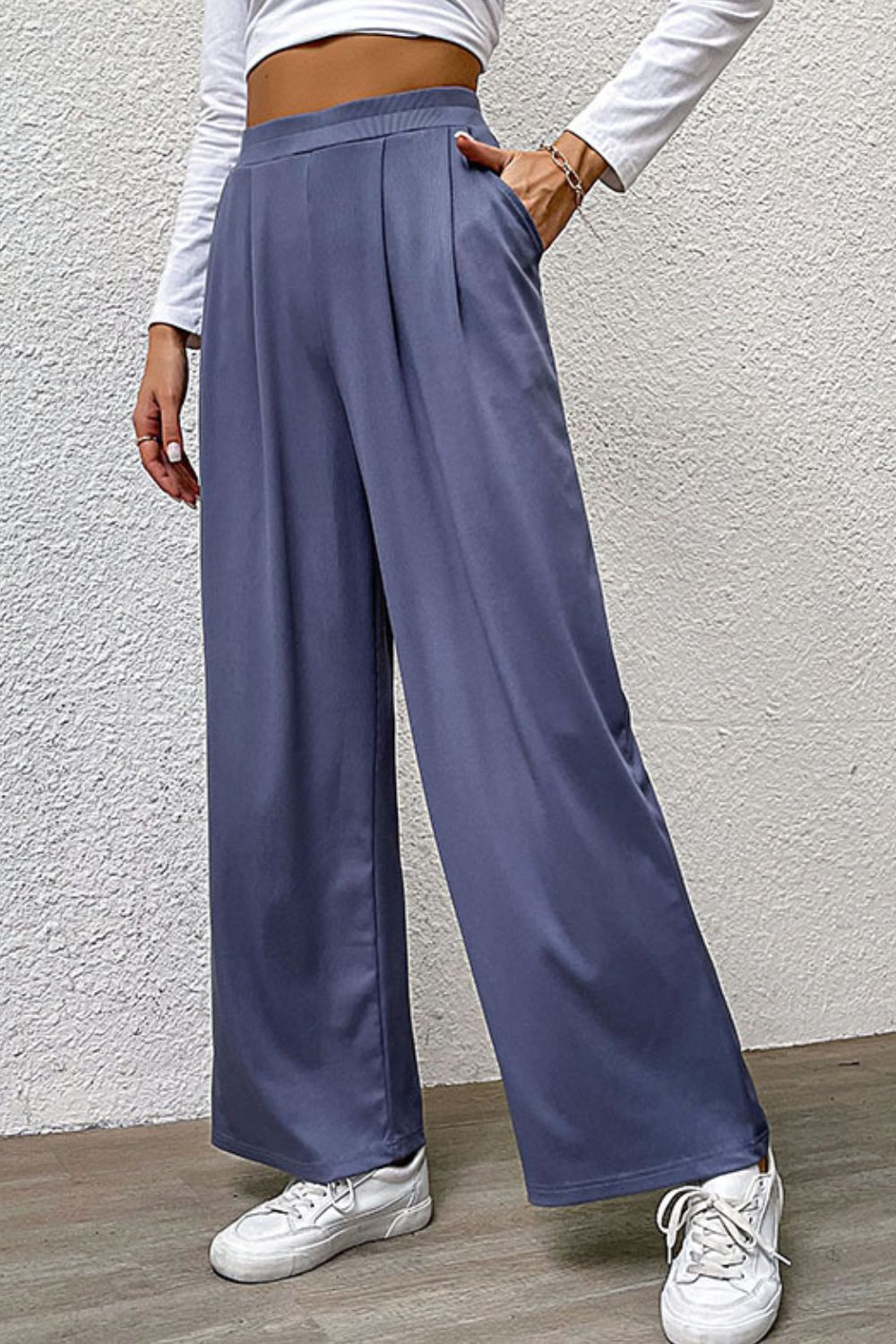 Pleated detail wide-leg pants with pockets, slightly stretchy.