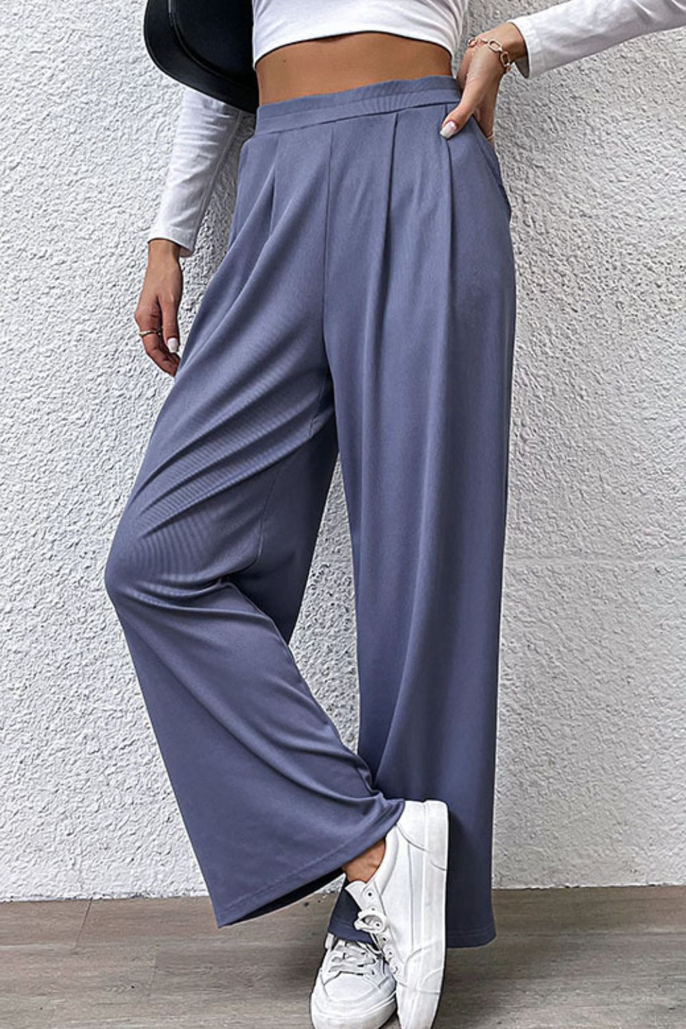 Pleated detail wide-leg pants with pockets, slightly stretchy.