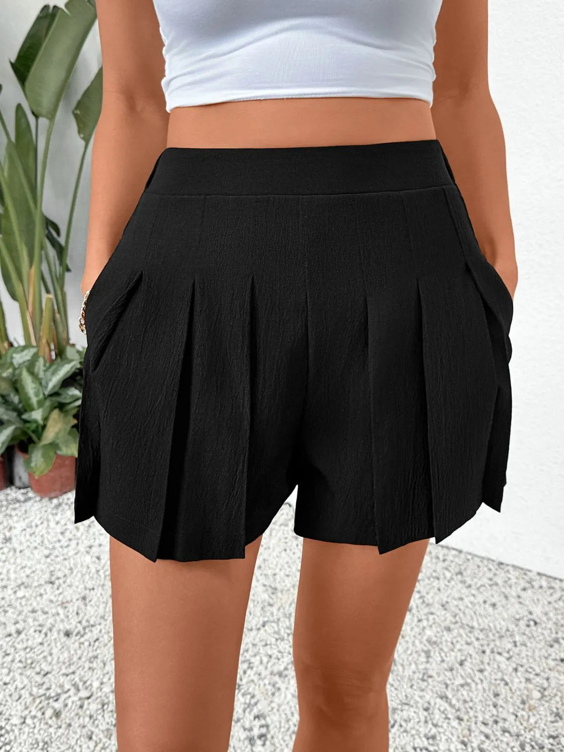 Frill drawstring shorts with pockets.