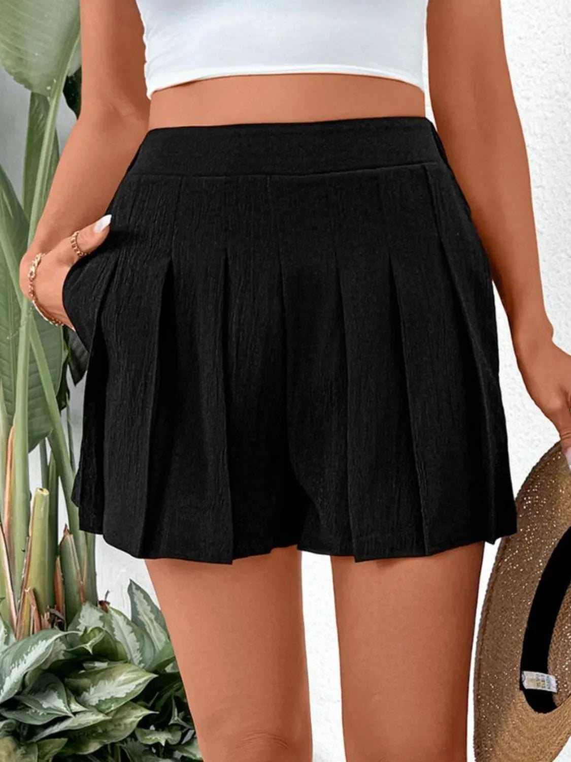 Frill drawstring shorts with pockets.