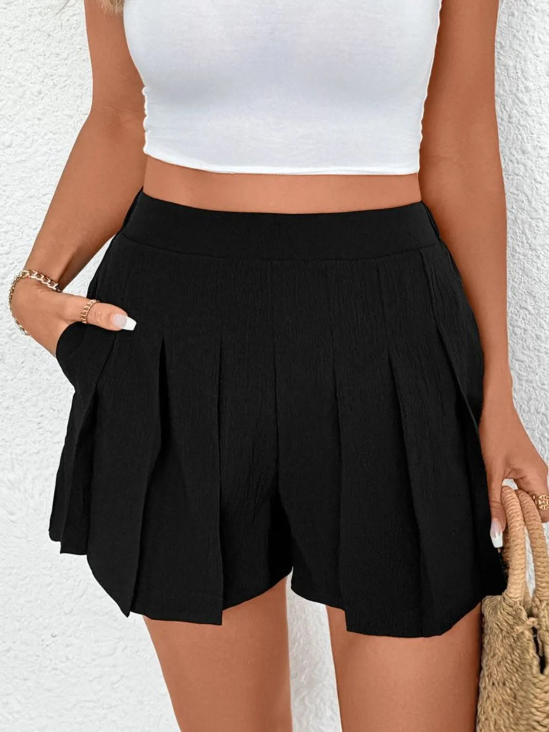 Frill drawstring shorts with pockets.