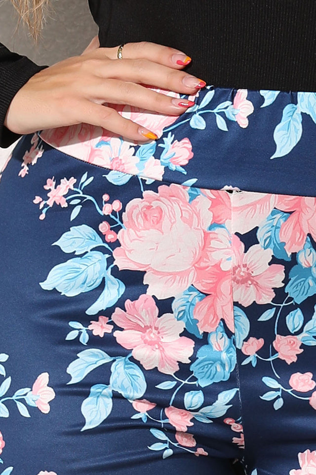 Plus size floral print legging, opaque.