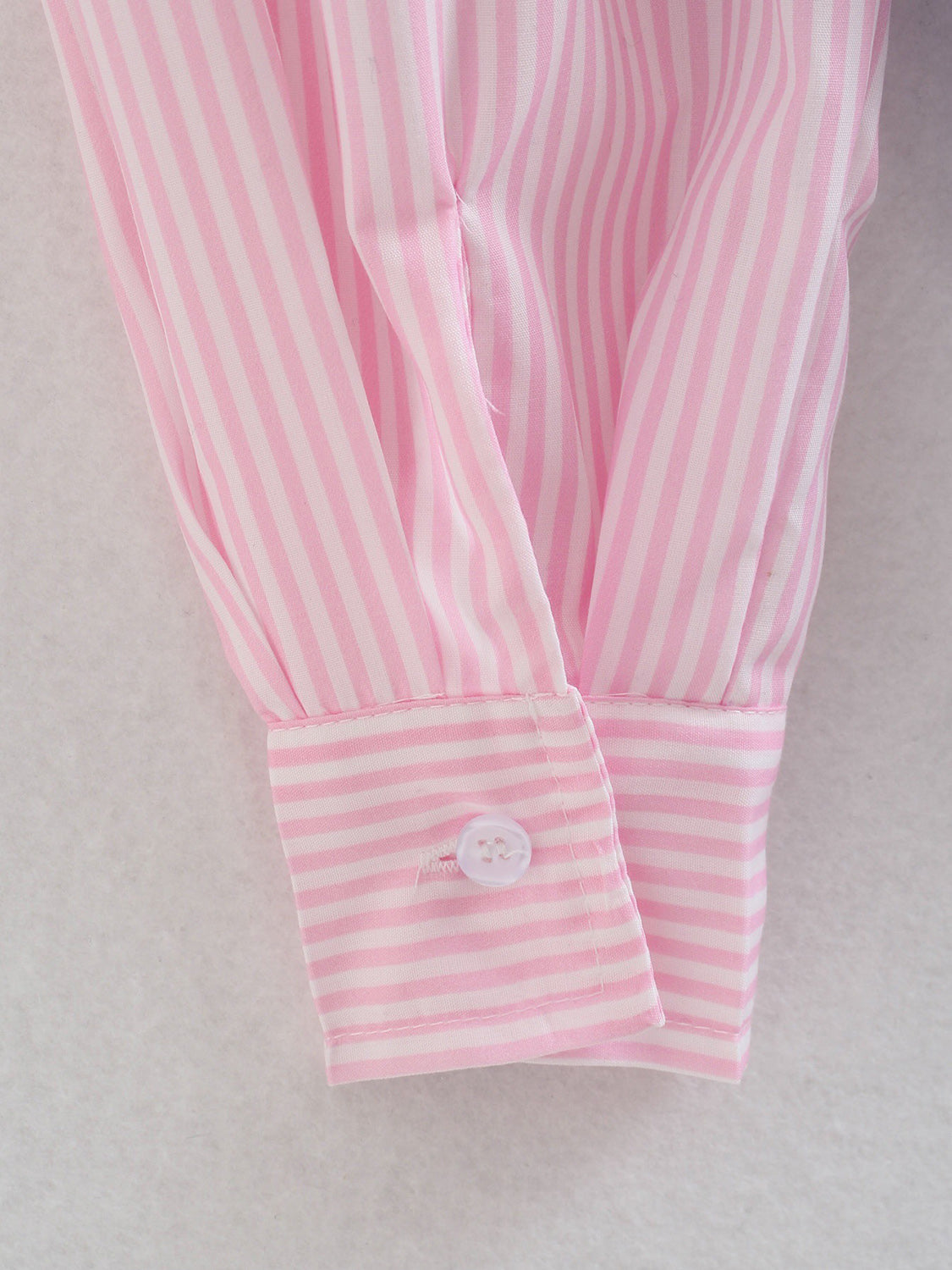 Pocketed Color Block Long Sleeve Shirt with Pocketed and Buttoned.
