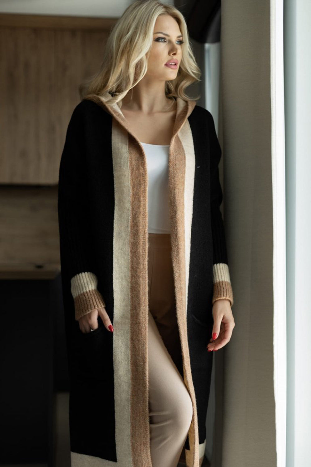Pocketed contrast long sleeve hooded cardigan.