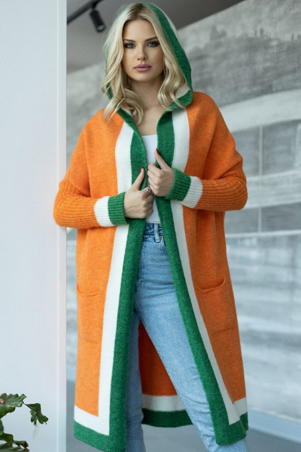 Pocketed contrast long sleeve hooded cardigan.