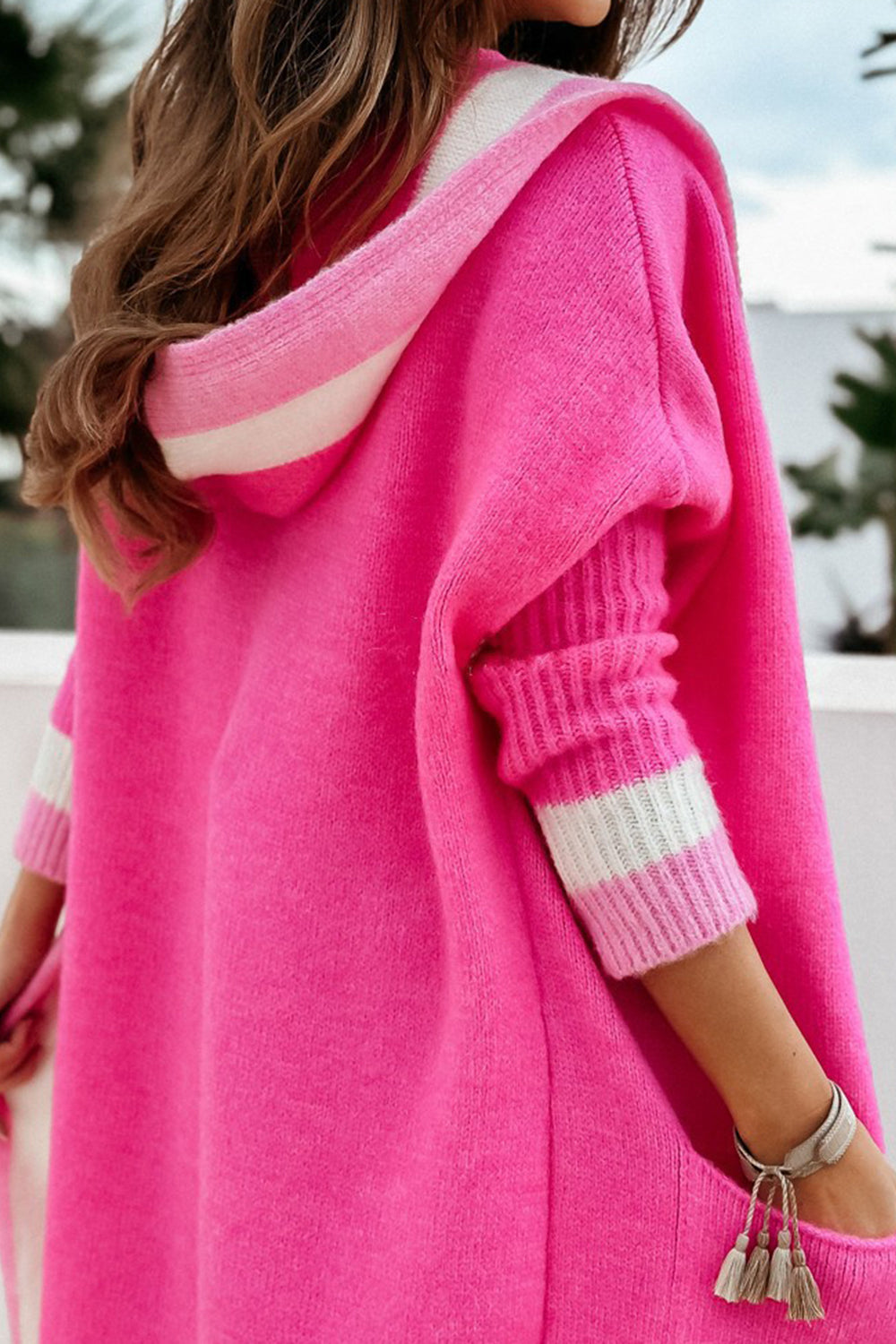 Pocketed contrast long sleeve hooded cardigan.