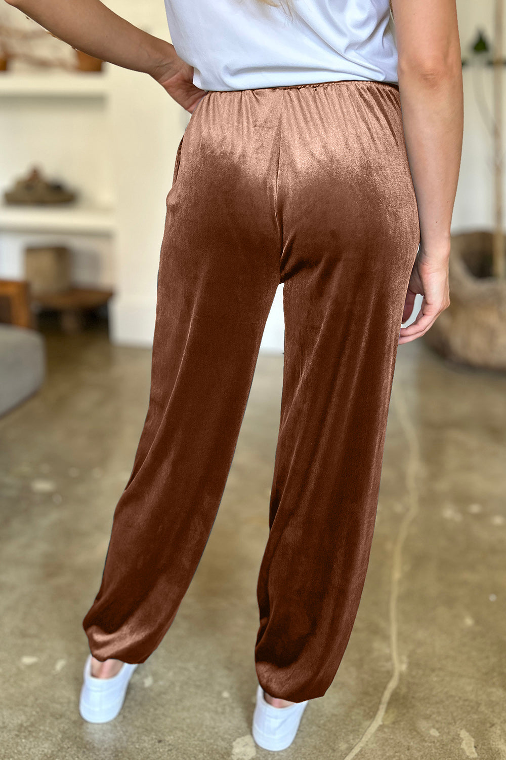 Pocketed elastic waist joggers, opaque.