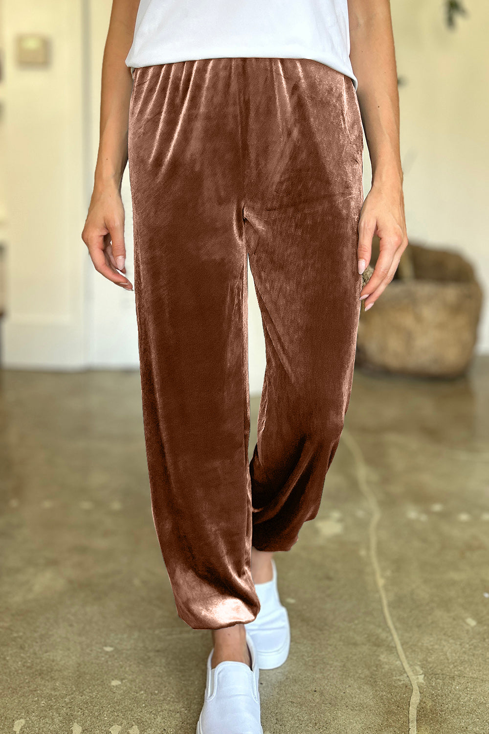 Pocketed elastic waist joggers, opaque.