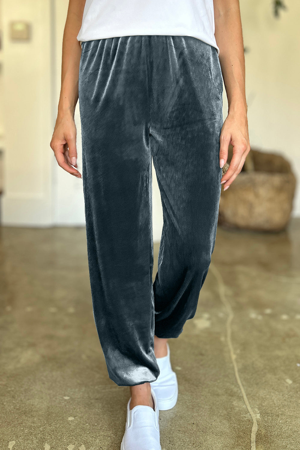 Pocketed elastic waist joggers, opaque.