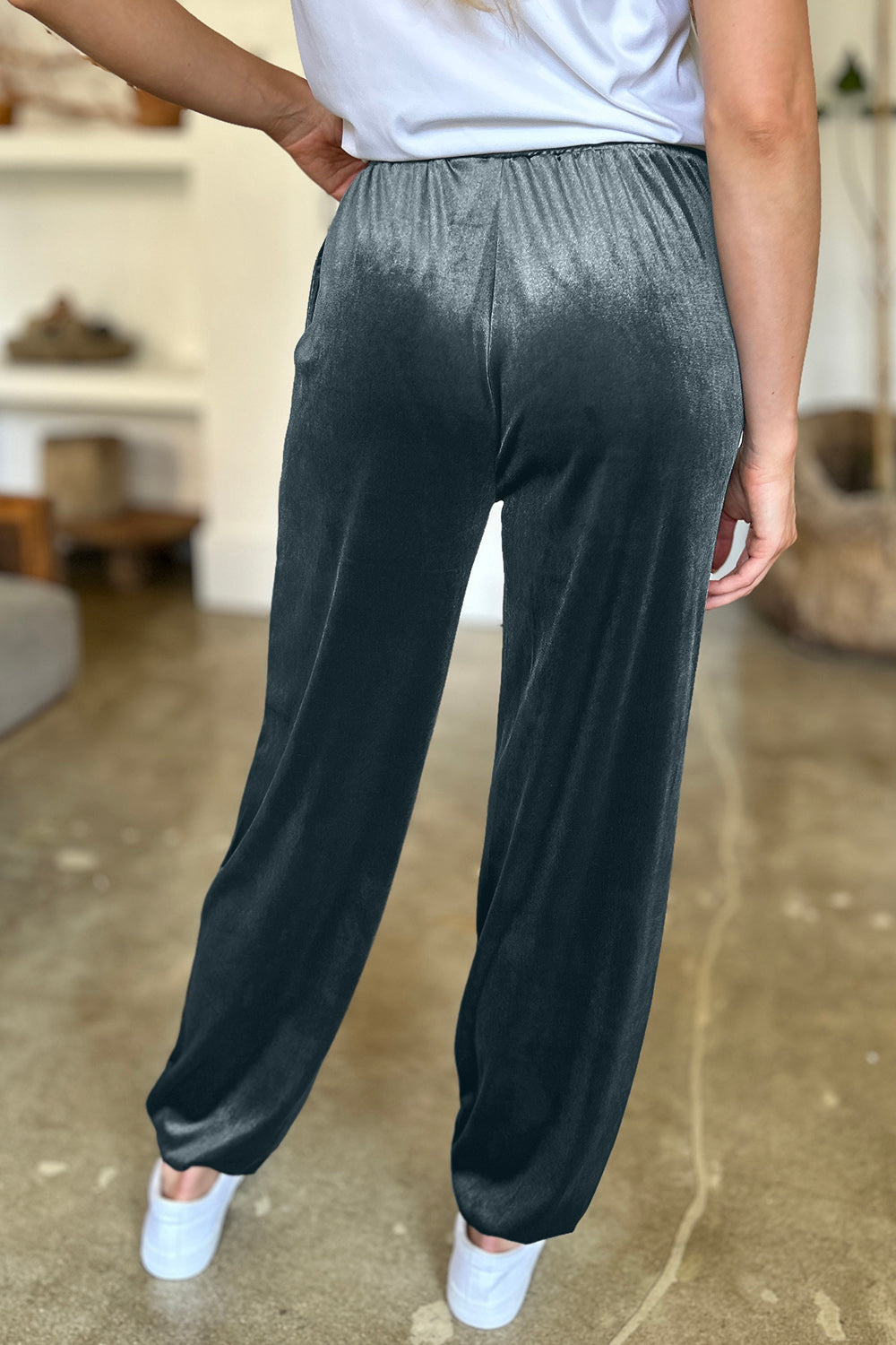 Pocketed elastic waist joggers, opaque.