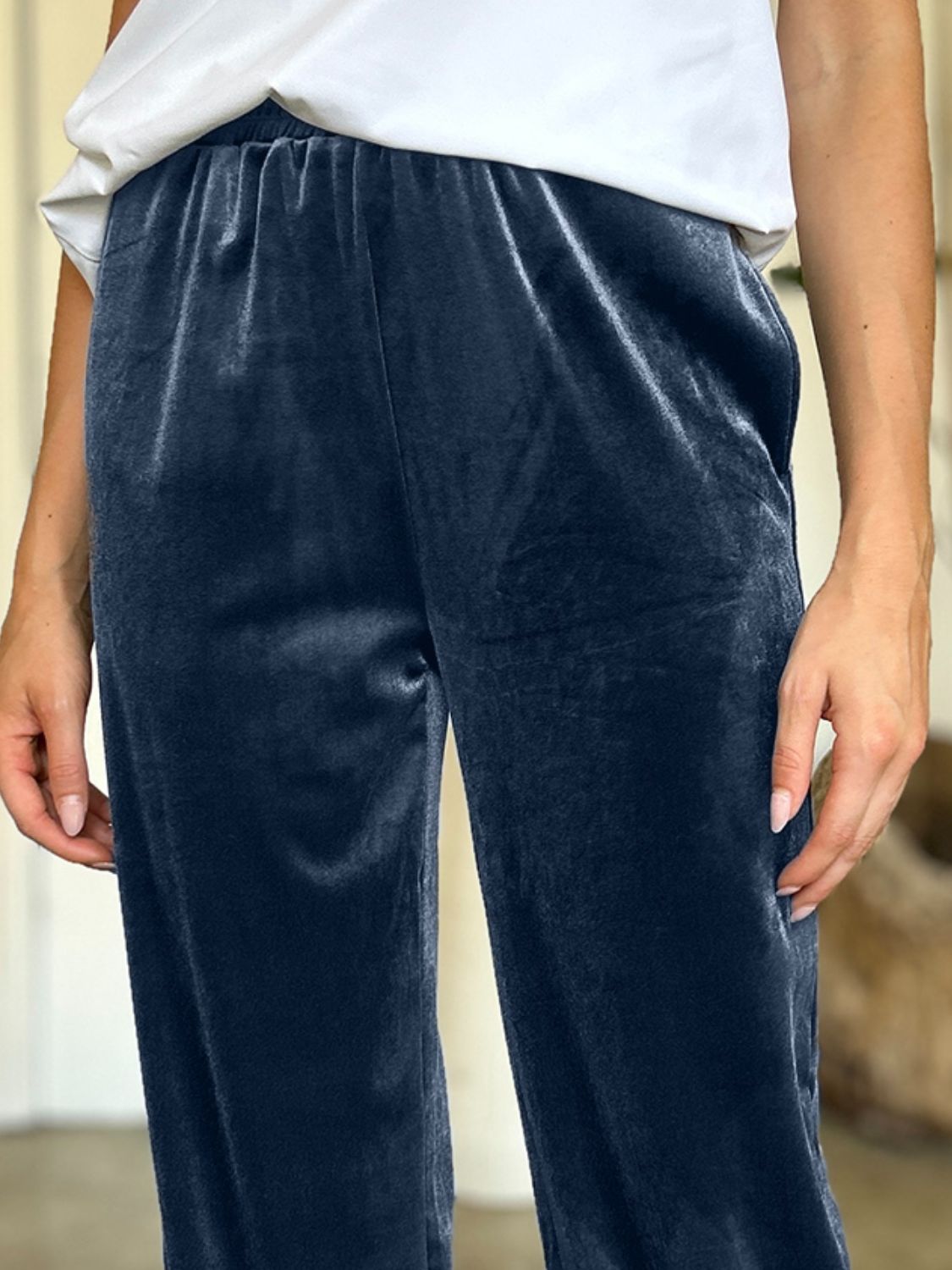 Pocketed elastic waist joggers, opaque.