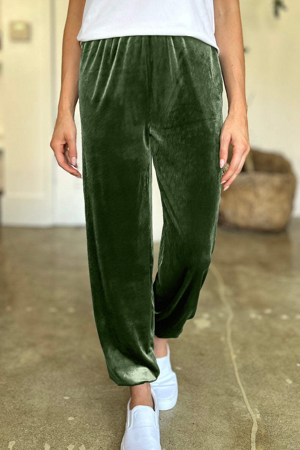 Pocketed elastic waist joggers, opaque.