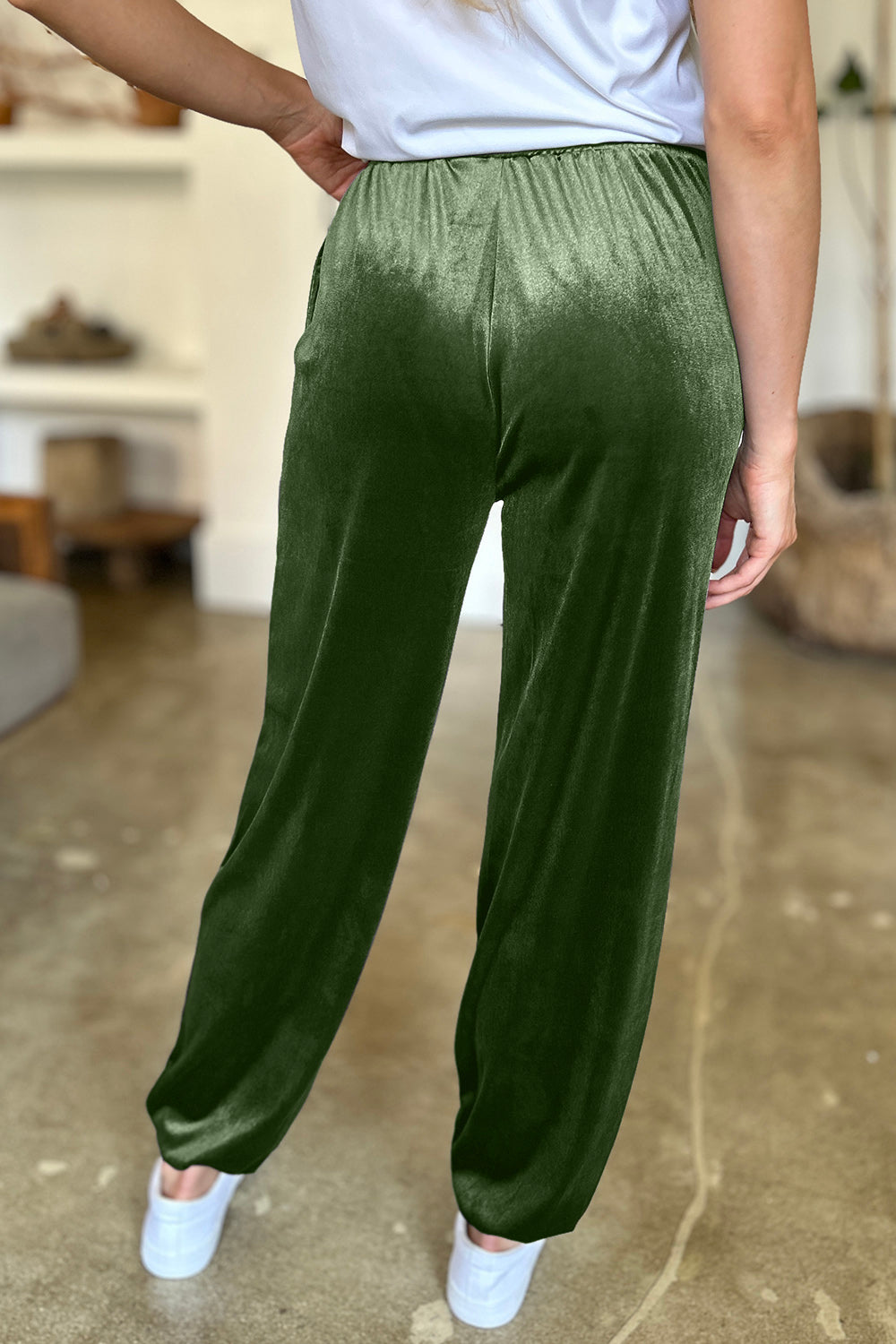 Pocketed elastic waist joggers, opaque.