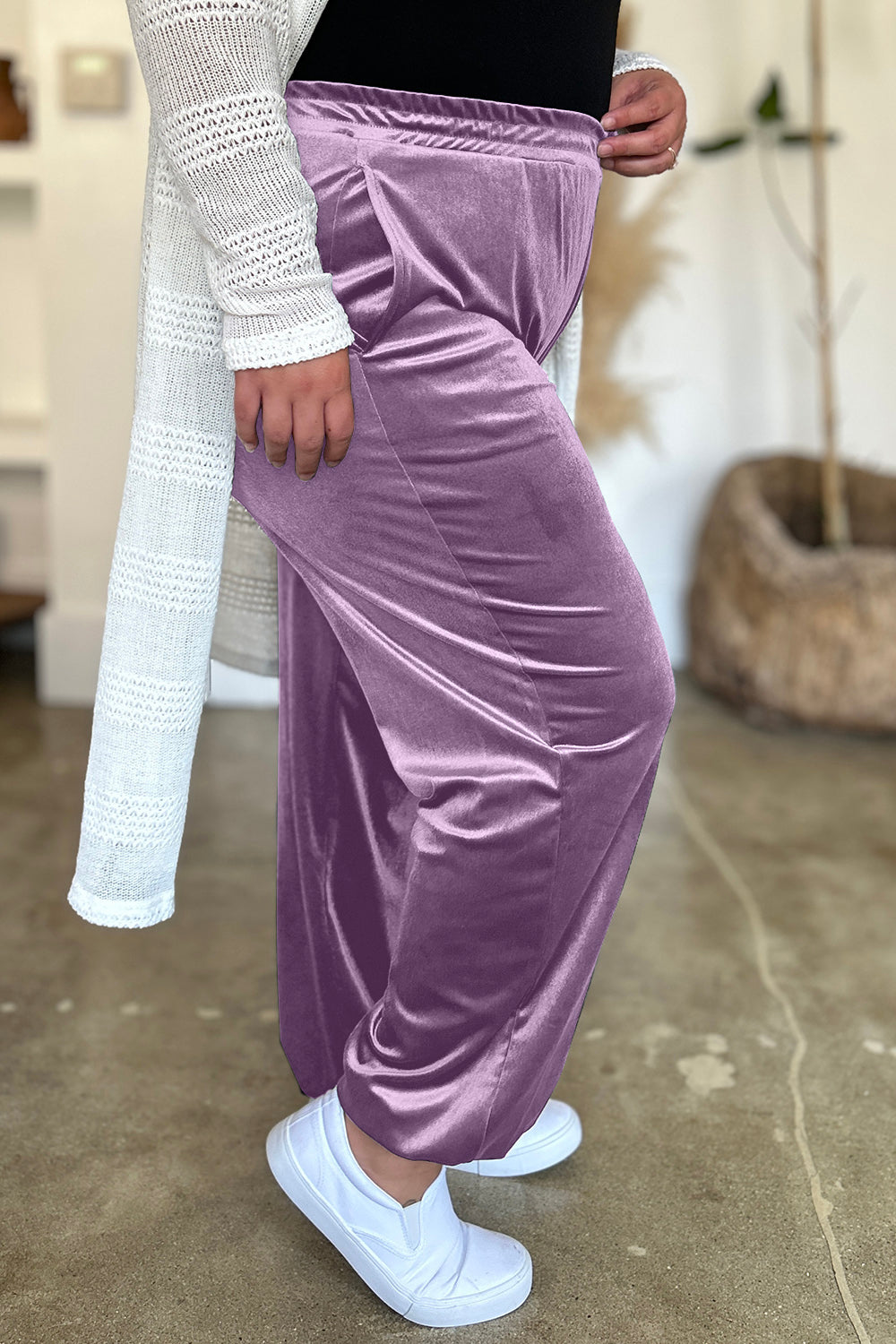 Pocketed elastic waist joggers, opaque.