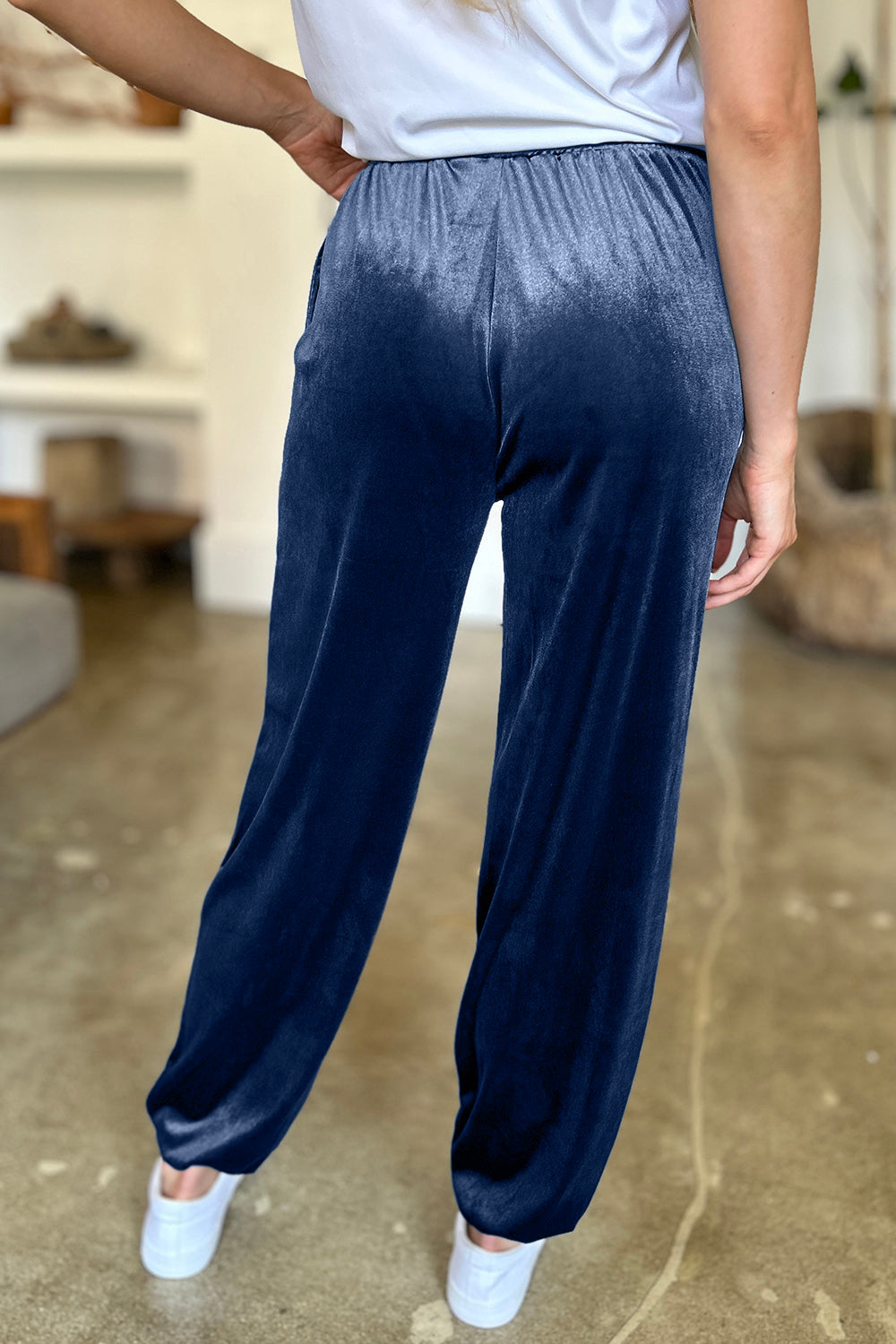 Pocketed elastic waist joggers, opaque.