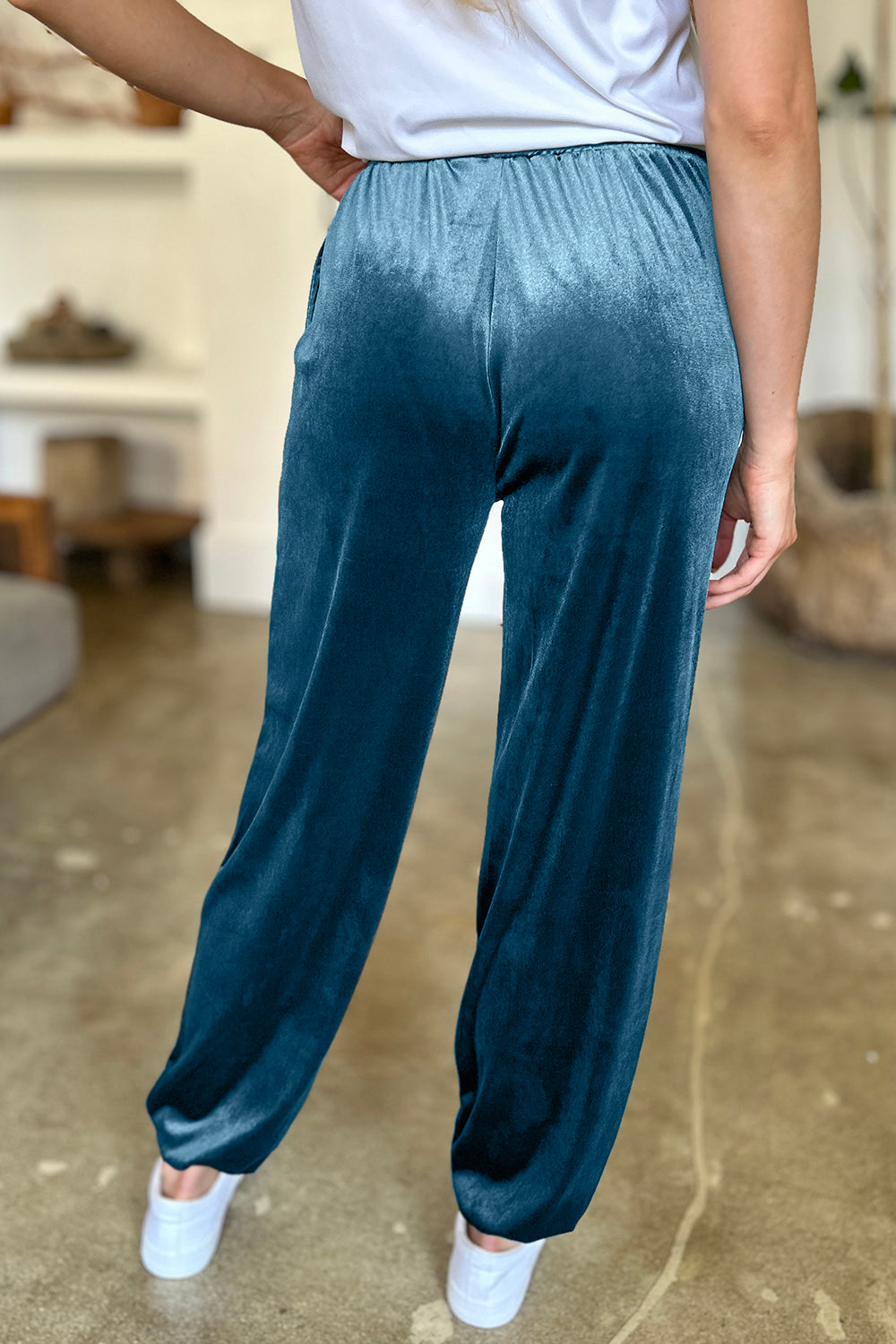 Pocketed elastic waist joggers, opaque.