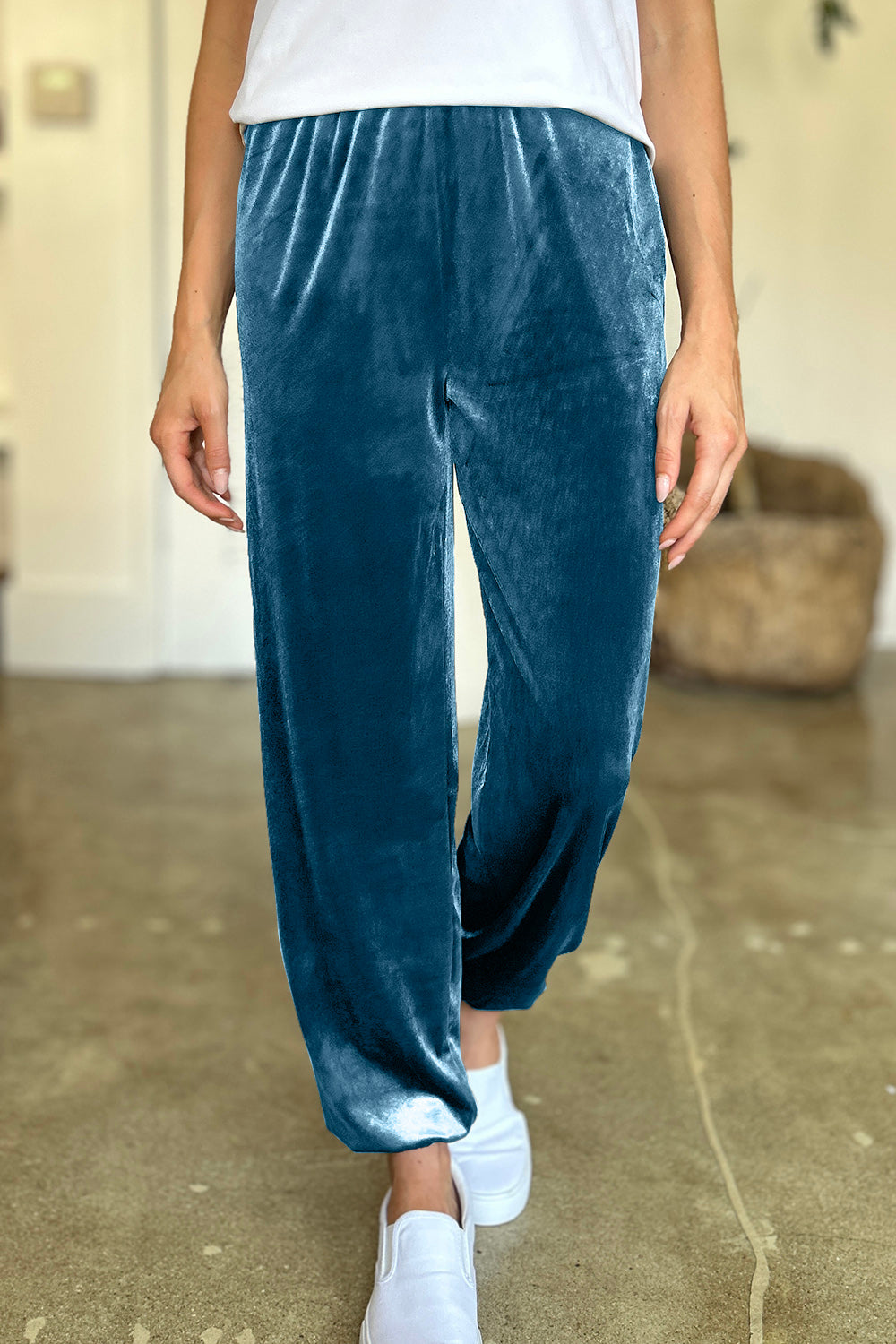 Pocketed elastic waist joggers, opaque.