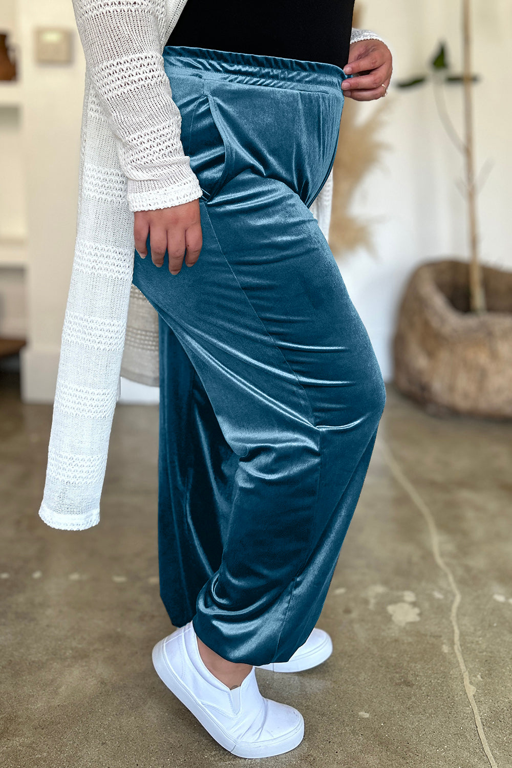 Pocketed elastic waist joggers, opaque.