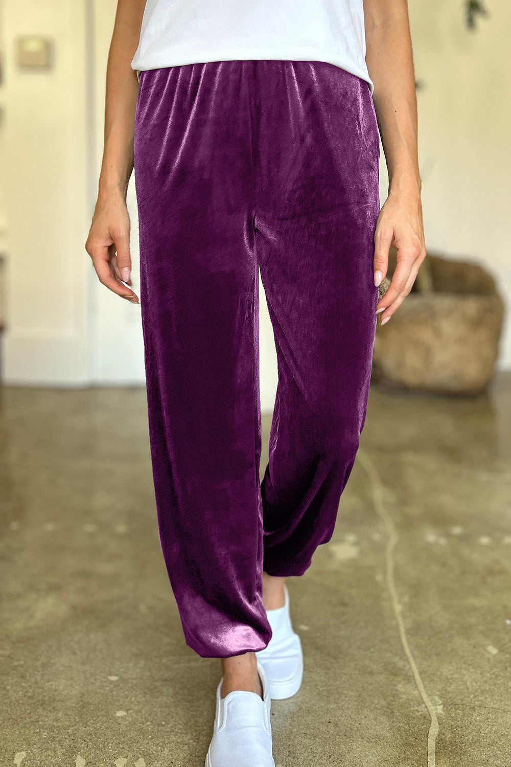 Pocketed elastic waist joggers, opaque.