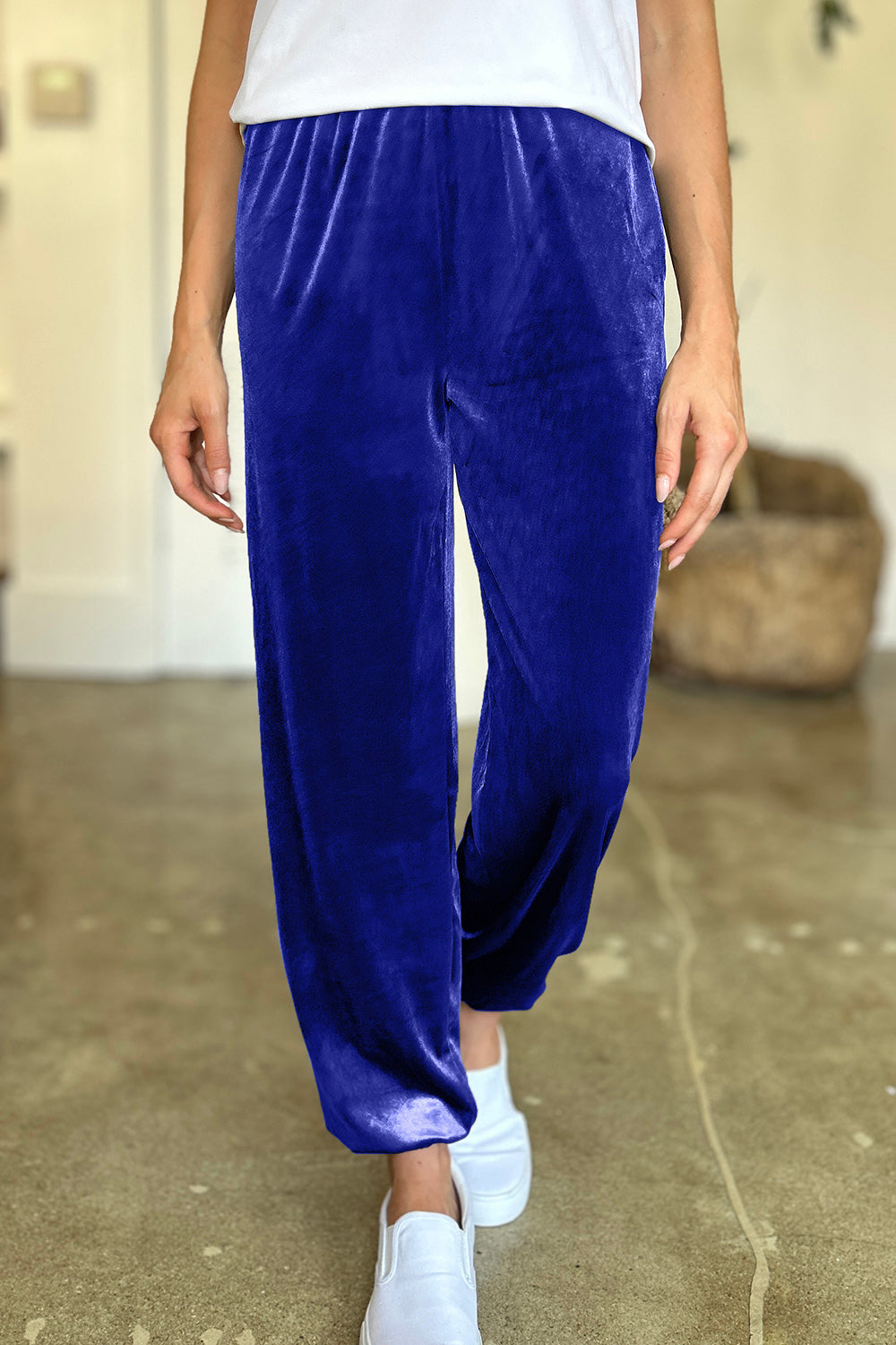 Pocketed elastic waist joggers, opaque.