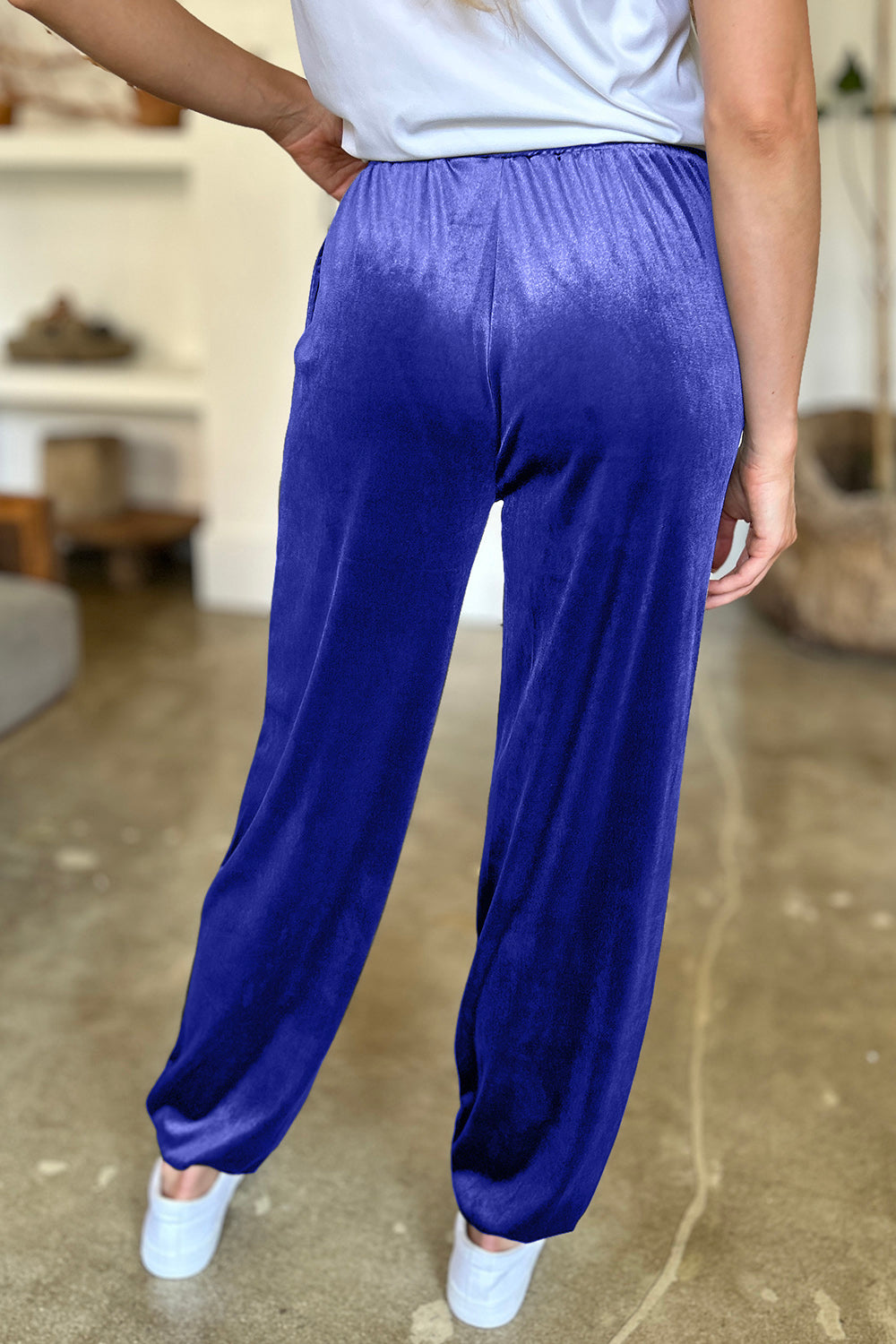 Pocketed elastic waist joggers, opaque.