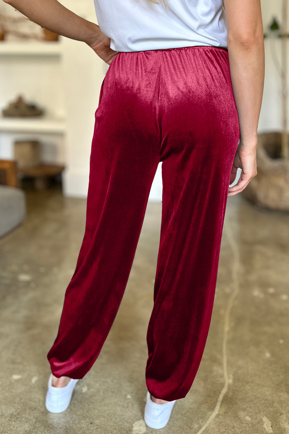 Pocketed elastic waist joggers, opaque.