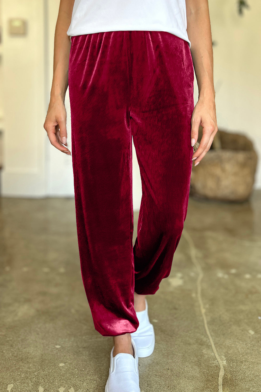 Pocketed elastic waist joggers, opaque.