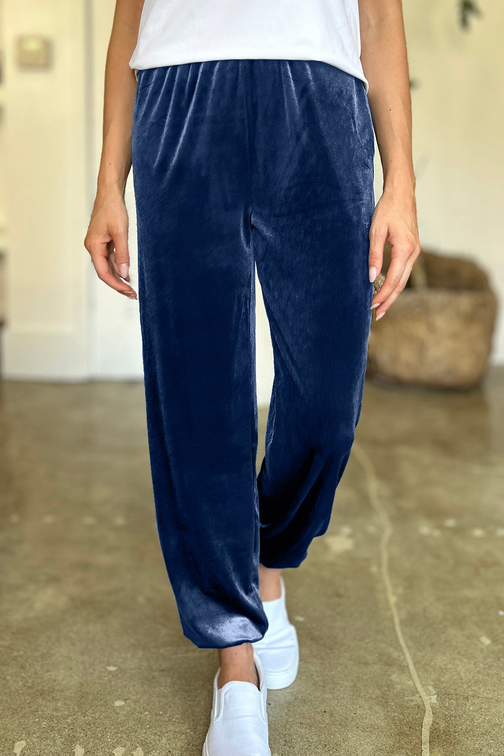Pocketed elastic waist joggers, opaque.