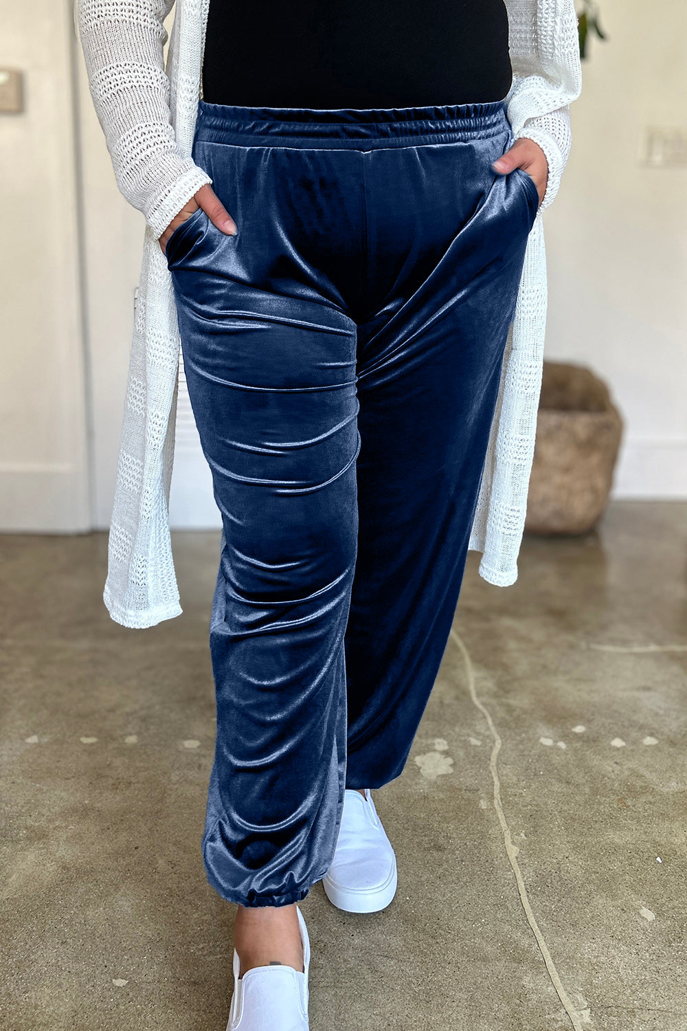 Pocketed elastic waist joggers, opaque.