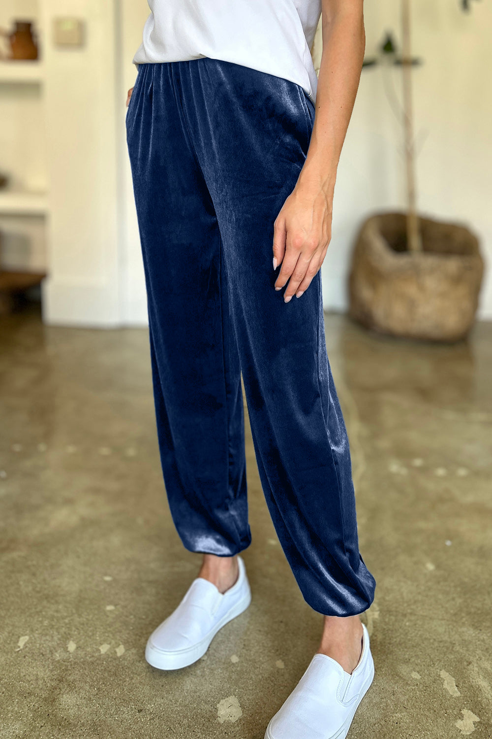 Pocketed elastic waist joggers, opaque.