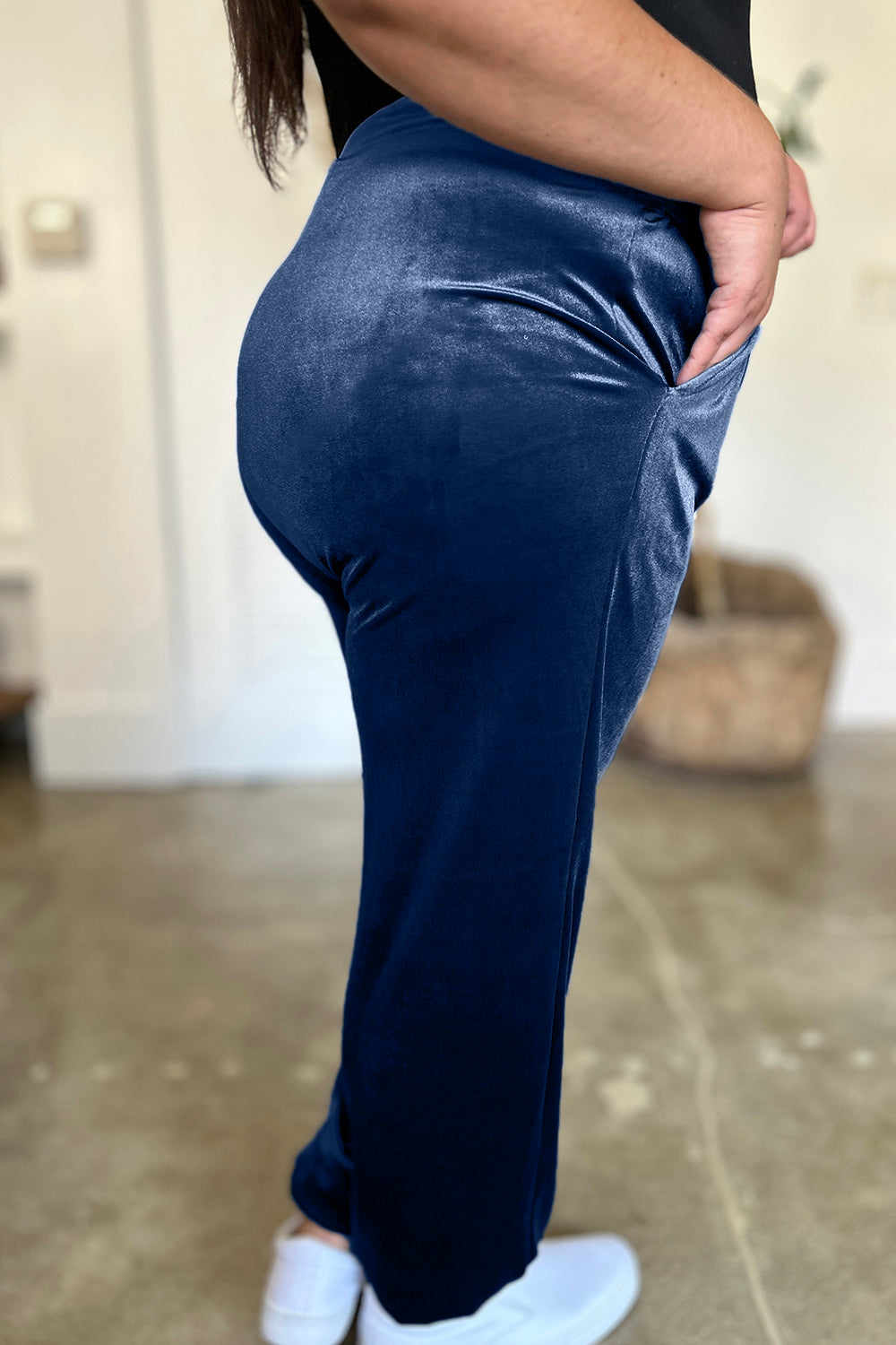 Pocketed elastic waist joggers, opaque.