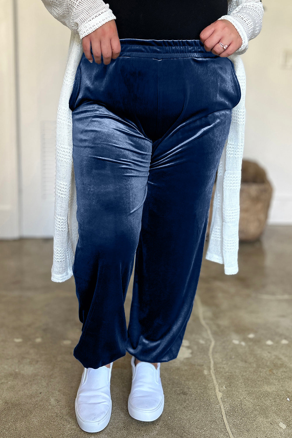 Pocketed elastic waist joggers, opaque.