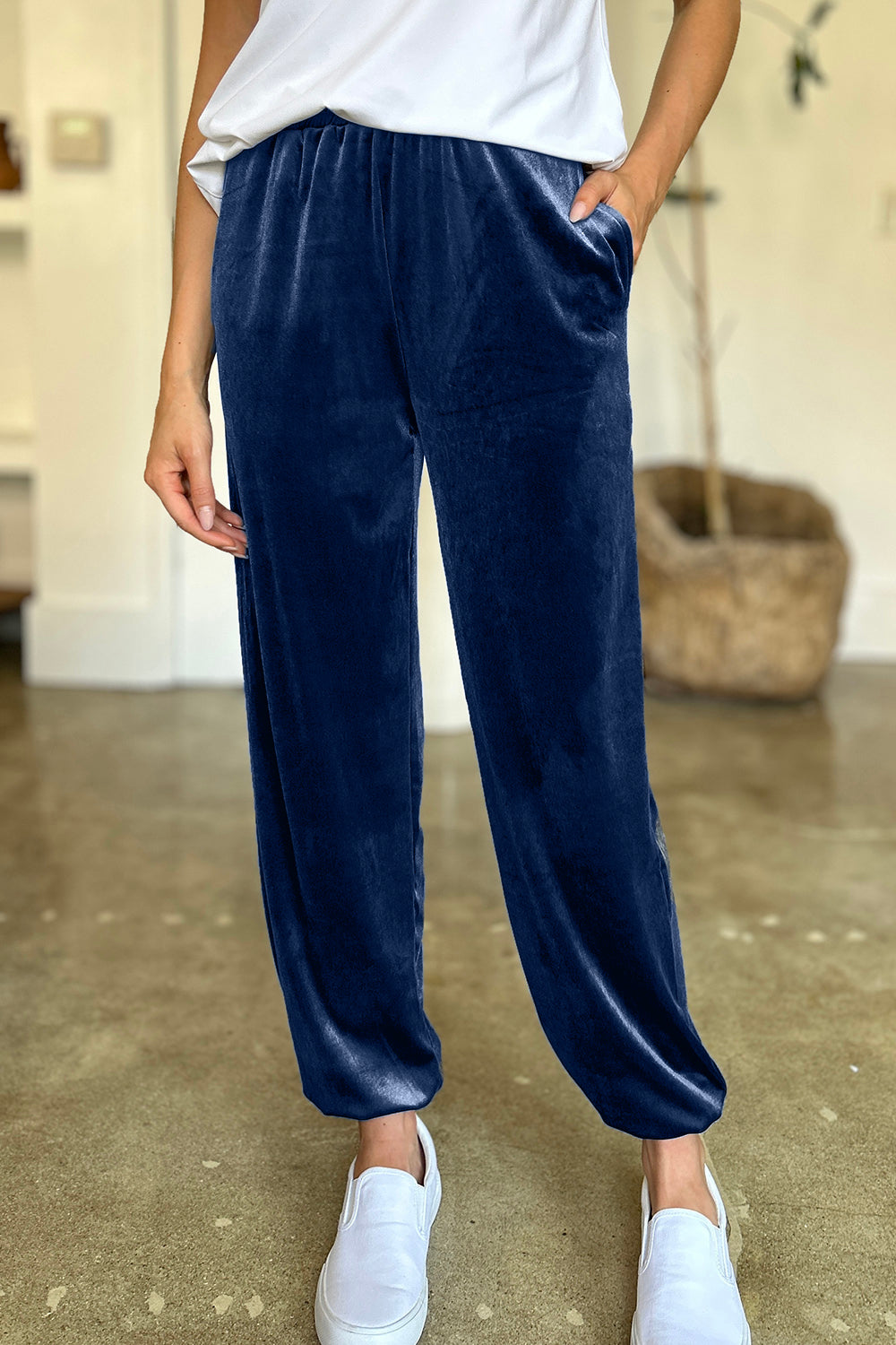 Pocketed elastic waist joggers, opaque.