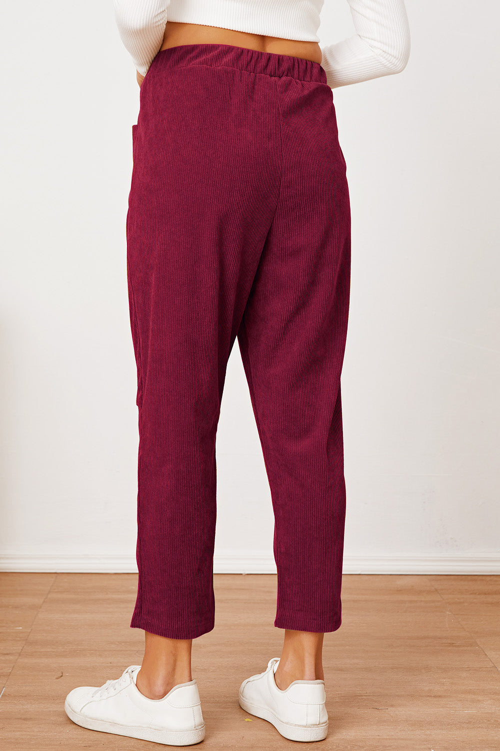 Pocketed elastic waist pants, opaque.