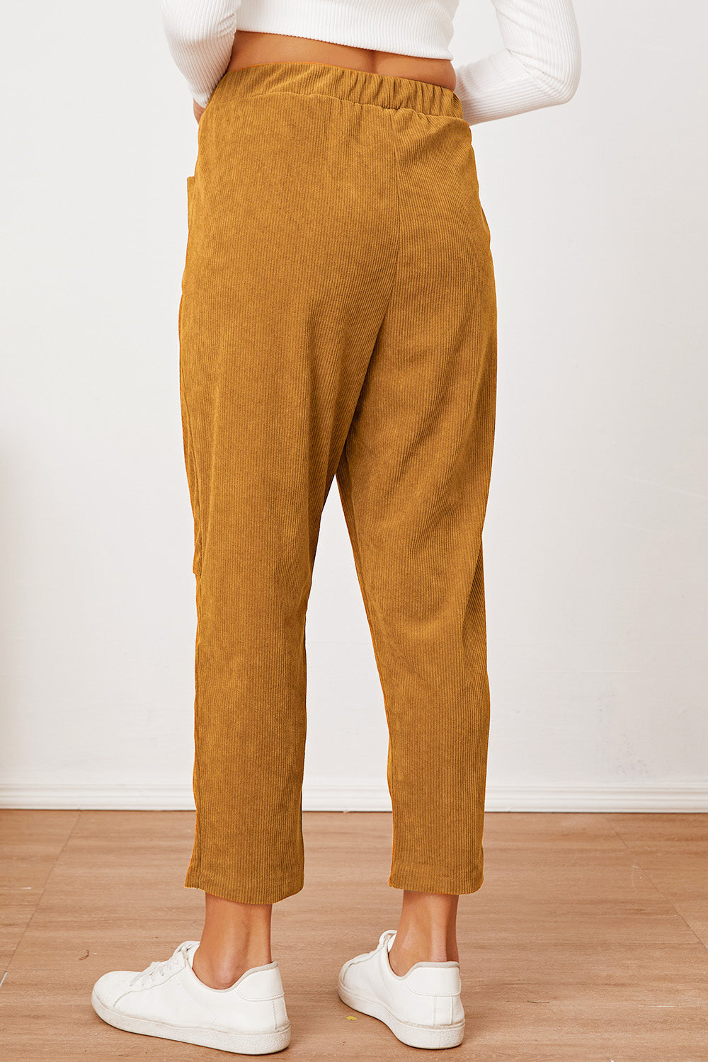 Pocketed elastic waist pants, opaque.