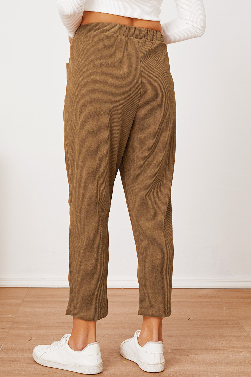 Pocketed elastic waist pants, opaque.