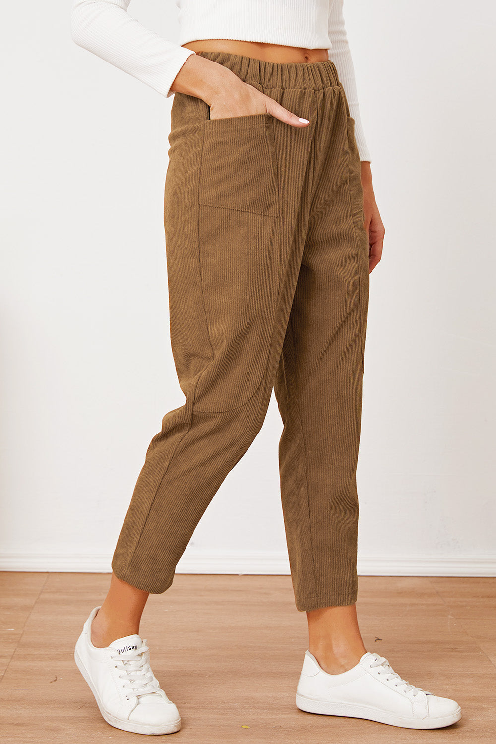 Pocketed elastic waist pants, opaque.