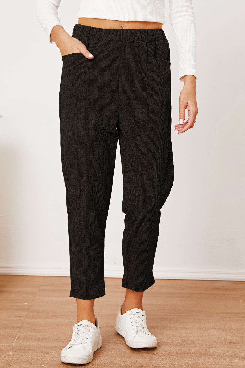 Pocketed elastic waist pants, opaque.