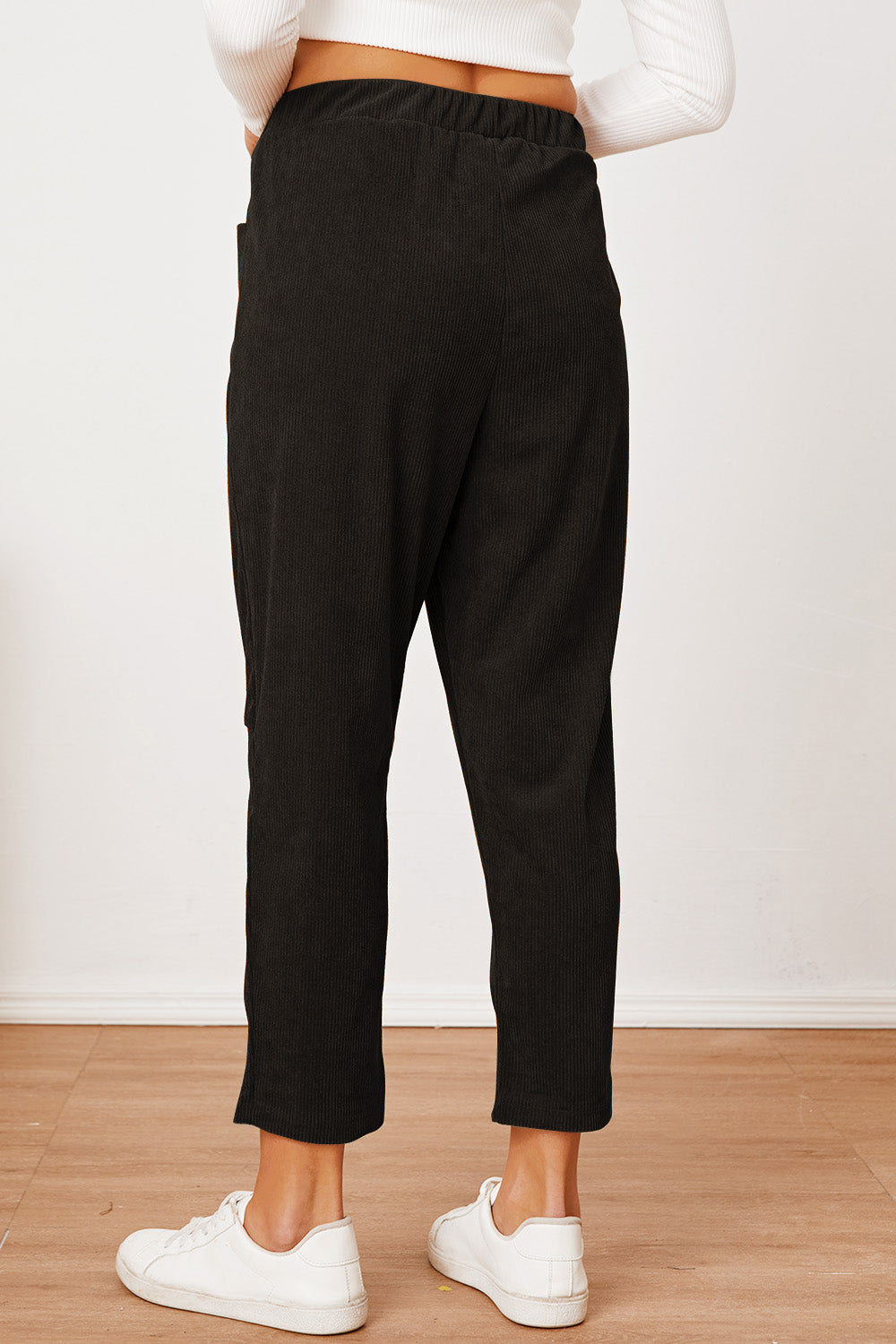 Pocketed elastic waist pants, opaque.