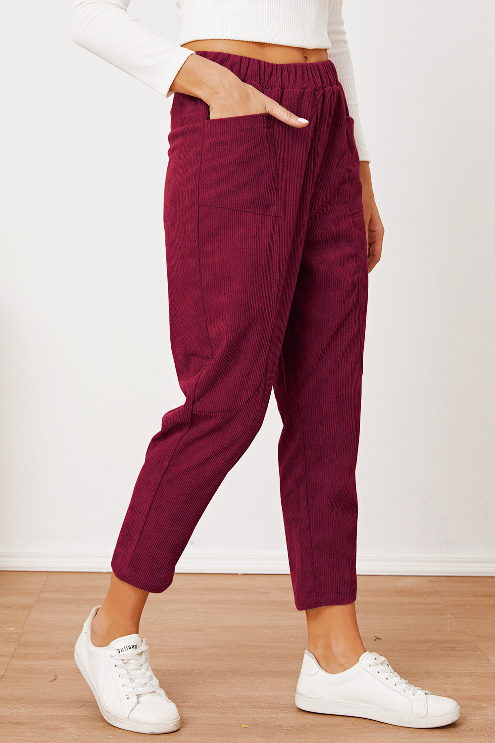 Pocketed elastic waist pants, opaque.