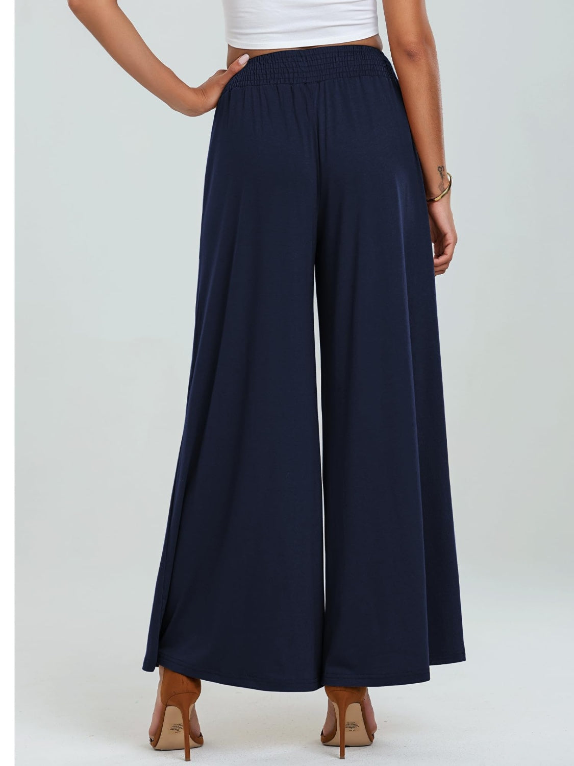 Pocketed elastic waist wide leg pants, opaque.