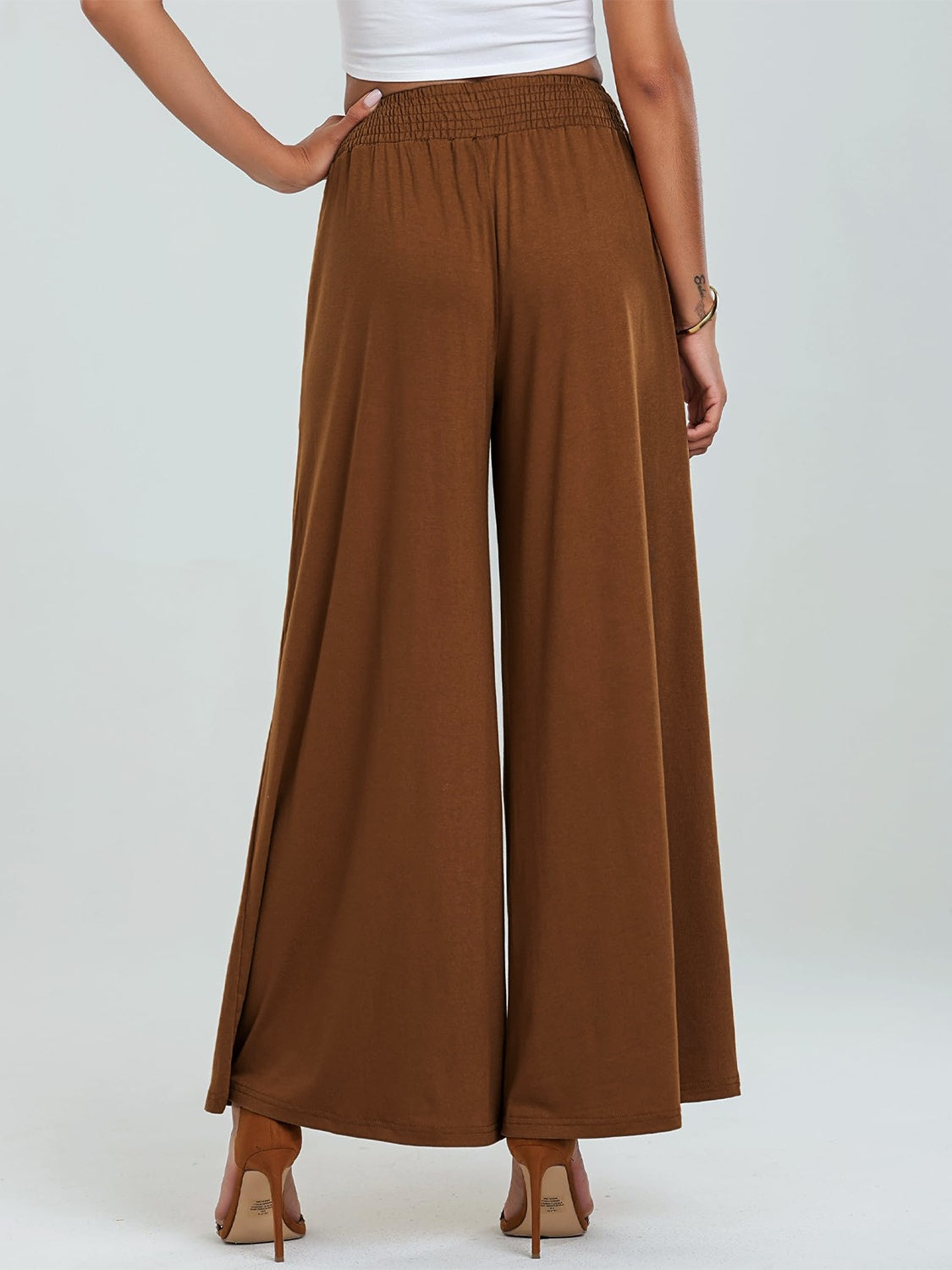 Pocketed elastic waist wide leg pants, opaque.