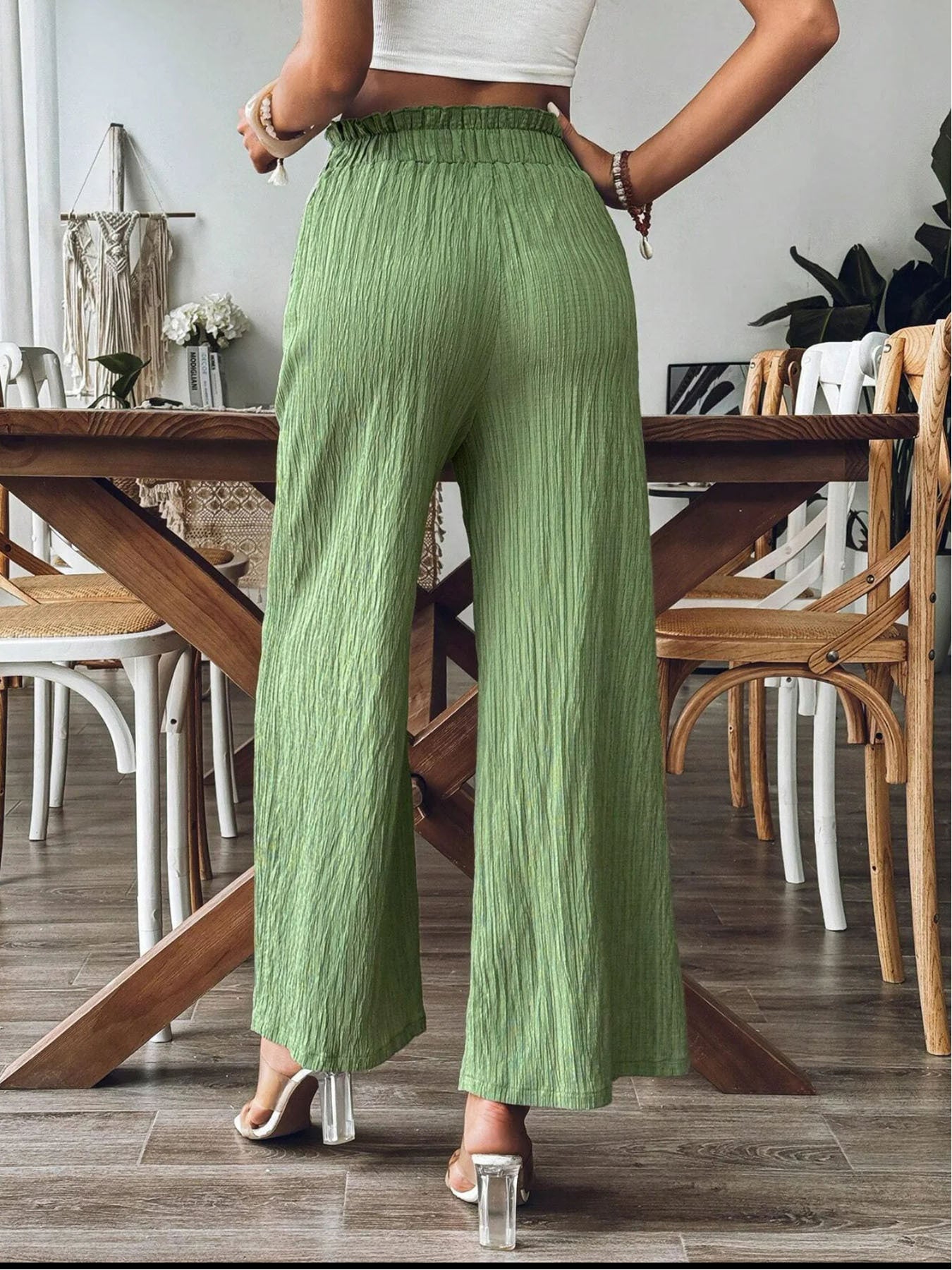 Pocketed elastic waist wide leg pants, opaque.