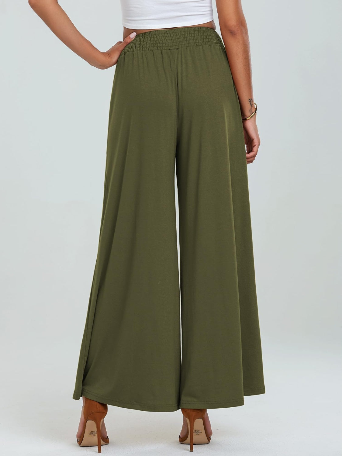 Pocketed elastic waist wide leg pants, opaque.