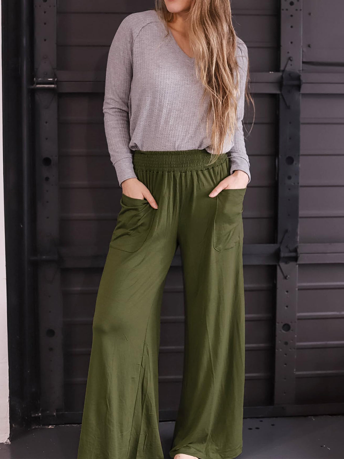 Pocketed elastic waist wide leg pants, opaque.