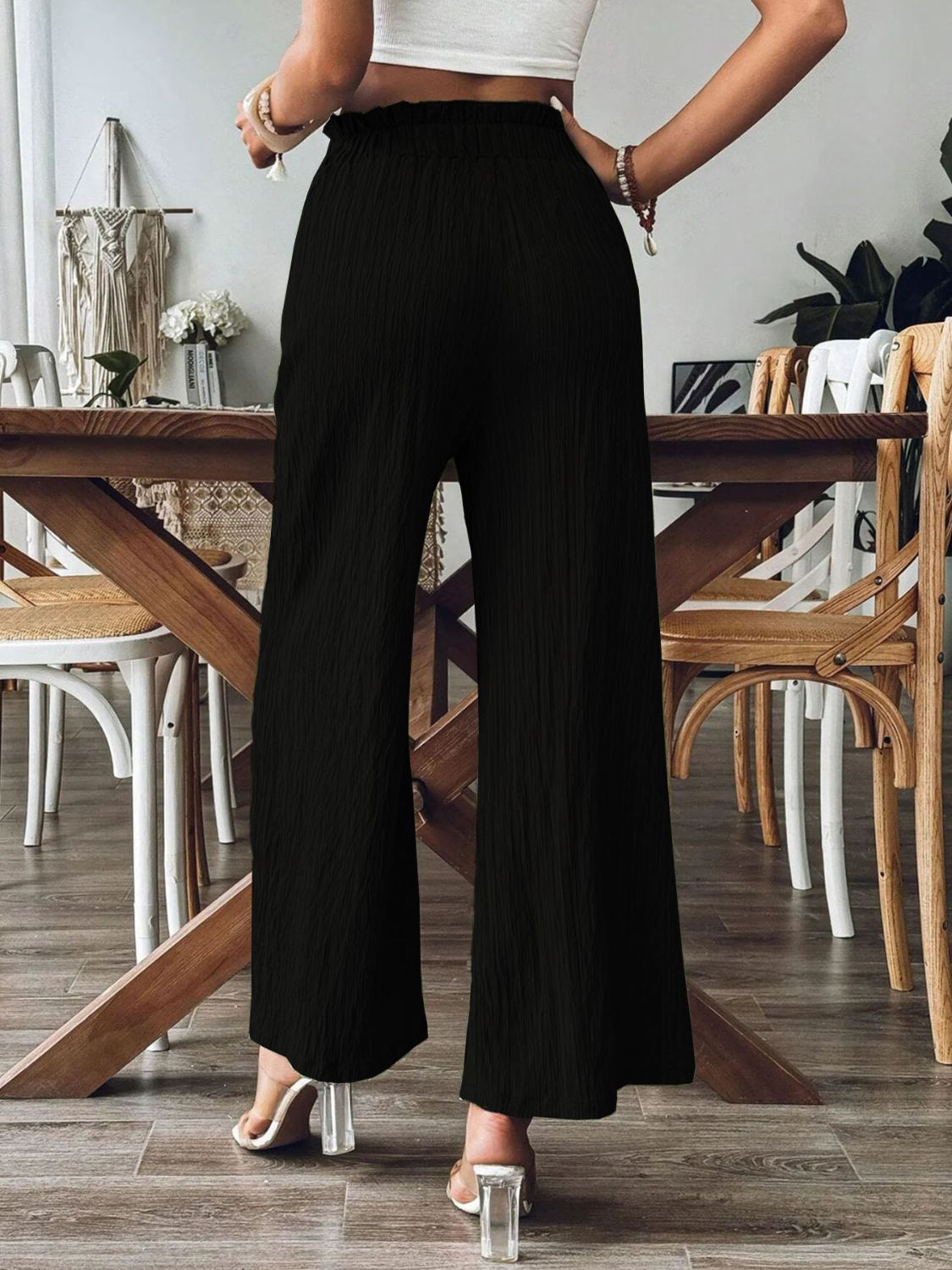Pocketed elastic waist wide leg pants, opaque.